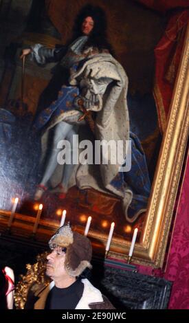 Il leader libico Moammar Gadhafi visita il Castello di Versailles, in Francia, il 14 dicembre 2007, durante l'ultima sorpresa turistica durante la sua visita di alto profilo in Francia. Foto di Patrick Kovarik/piscina/ABACAPRESS.COM Foto Stock