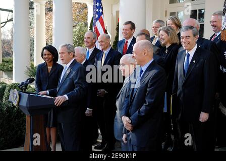 Il presidente DEGLI STATI UNITI George W. Bush affiancato da membri del suo gabinetto parla nel Rose Garden a seguito di una riunione del gabinetto alla Casa Bianca a Washington, DC, USA il 14 dicembre 2007. Foto di Olivier Douliery/ABACAPRESS.COM Foto Stock