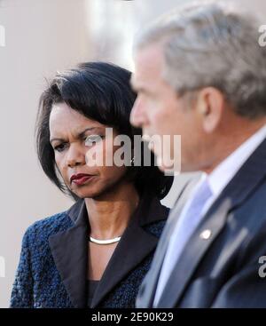 Il presidente DEGLI STATI UNITI George W. Bush affiancato da membri del suo gabinetto, compreso il segretario di Stato Condoleezza Rice, parla nel Rose Garden dopo una riunione del gabinetto alla Casa Bianca a Washington, DC, USA il 14 dicembre 2007. Foto di Olivier Douliery/ABACAPRESS.COM Foto Stock