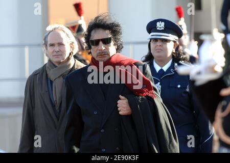 Il leader libico Moammar Gadhafi lascia l'aeroporto di Orly, vicino a Parigi, Francia, il 15 dicembre 2007, dopo una visita controversa di 5 giorni. Foto di Ammar Abd Rabbo/ABACAPRESS.COM Foto Stock