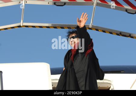 Il leader libico Moammar Gadhafi lascia l'aeroporto di Orly, vicino a Parigi, Francia, il 15 dicembre 2007, dopo una visita controversa di 5 giorni. Foto di Ammar Abd Rabbo/ABACAPRESS.COM Foto Stock