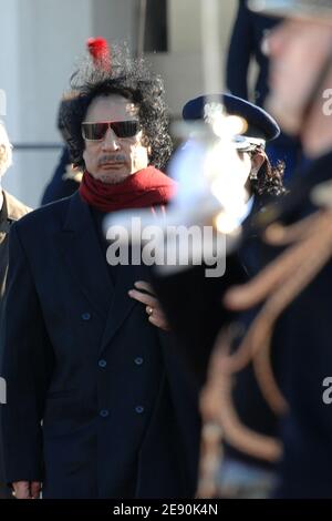 Il leader libico Moammar Gadhafi lascia l'aeroporto di Orly, vicino a Parigi, Francia, il 15 dicembre 2007, dopo una visita controversa di 5 giorni. Foto di Ammar Abd Rabbo/ABACAPRESS.COM Foto Stock