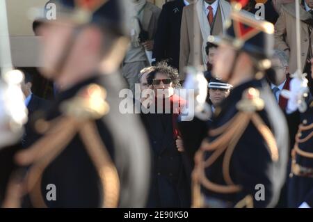 Il leader libico Moammar Gadhafi lascia l'aeroporto di Orly, vicino a Parigi, Francia, il 15 dicembre 2007, dopo una visita controversa di 5 giorni. Foto di Ammar Abd Rabbo/ABACAPRESS.COM Foto Stock