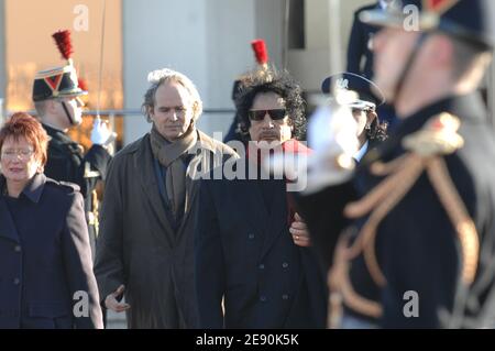 Il leader libico Moammar Gadhafi lascia l'aeroporto di Orly, vicino a Parigi, Francia, il 15 dicembre 2007, dopo una visita controversa di 5 giorni. Foto di Ammar Abd Rabbo/ABACAPRESS.COM Foto Stock