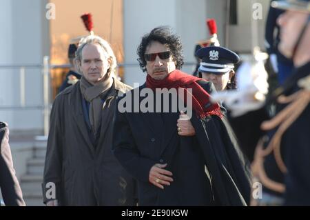 Il leader libico Moammar Gadhafi lascia l'aeroporto di Orly, vicino a Parigi, Francia, il 15 dicembre 2007, dopo una visita controversa di 5 giorni. Foto di Ammar Abd Rabbo/ABACAPRESS.COM Foto Stock