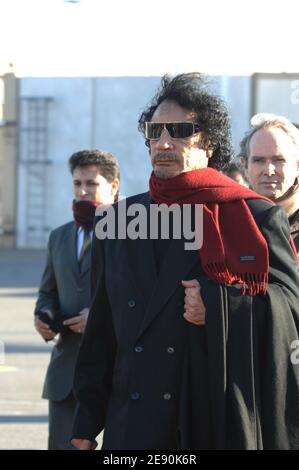 Il leader libico Moammar Gadhafi lascia l'aeroporto di Orly, vicino a Parigi, Francia, il 15 dicembre 2007, dopo una visita controversa di 5 giorni. Foto di Ammar Abd Rabbo/ABACAPRESS.COM Foto Stock