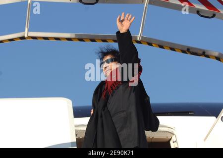 Il leader libico Moammar Gadhafi lascia l'aeroporto di Orly, vicino a Parigi, Francia, il 15 dicembre 2007, dopo una visita controversa di 5 giorni. Foto di Ammar Abd Rabbo/ABACAPRESS.COM Foto Stock