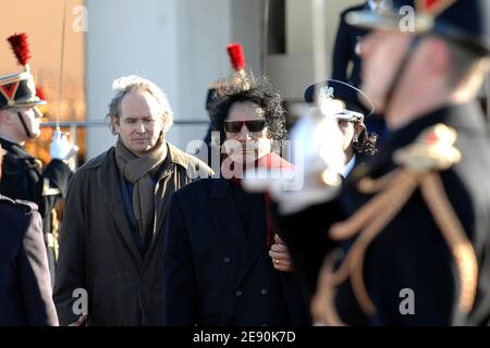 Il leader libico Moammar Gadhafi lascia l'aeroporto di Orly, vicino a Parigi, Francia, il 15 dicembre 2007, dopo una visita controversa di 5 giorni. Foto di Ammar Abd Rabbo/ABACAPRESS.COM Foto Stock