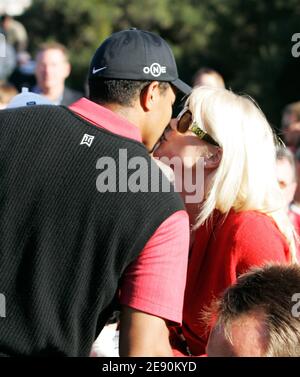 Tiger Woods si congratula con sua moglie, Elin Nordegren, dopo aver vinto il Target World Challenge allo Sherwood Country Club di Thousand Oaks, CA, USA il 16 dicembre 2007. Foto di Charles Baus/Cal Sport Media/Cameleon/ABACAPRESS.COM Foto Stock