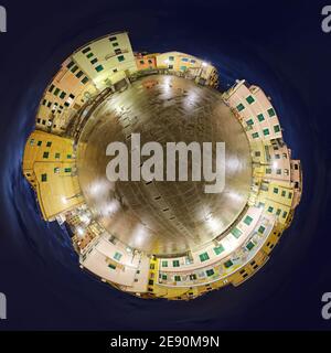 Little Townhouse Planet di notte Foto Stock