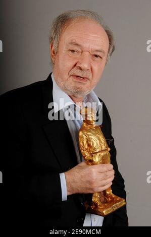 Il regista e produttore francese Claude Berri si pone per il nostro fotografo con il suo trofeo dopo la cerimonia del Premio Raimu, tenutasi al Teatro Pierre Cardin di Parigi, Francia, il 17 dicembre 2007. I 'Raimu Awards' premiano i migliori attori, registi e produttori di fumetti francesi dell'anno. Foto di Christophe Guibbaud/ABACAPRESS.COM Foto Stock