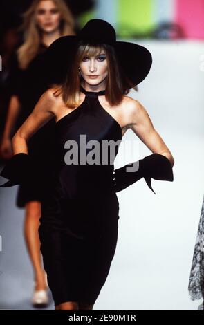 Immagine file di Carla Bruni vista sulla passerella per la presentazione della collezione Chloe Ready-to-Wear Primavera-Estate 1996. Bruni girò ora cantante è riferito fino ad oggi il presidente Nicolas Sarkozy. Foto di Java/ABACAPRESS.COM Foto Stock