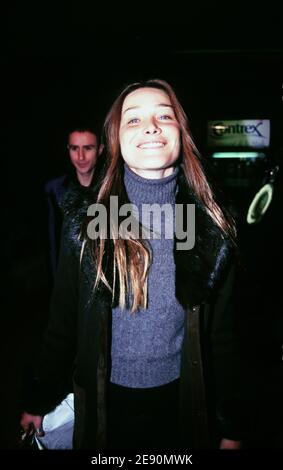 Immagine file di Carla Bruni vista sulla passerella per la presentazione della collezione Christian Dior Ready-to-Wear Primavera-Estate 1998. Bruni girò ora cantante è riferito fino ad oggi il presidente Nicolas Sarkozy. Foto di Java/ABACAPRESS.COM Foto Stock