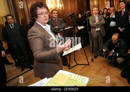 Christine Boutin partecipa a una conferenza stampa a Parigi, in Francia, il 19 dicembre 2007, invitando 2000 città di tutto il mondo a mobilitarsi per il rilascio di Ingrid Betancourt tenuto ostaggio in Colombia dalle forze armate rivoluzionarie della Colombia (FARC). Foto di Thibault Camus/ABACAPRESS.COM Foto Stock