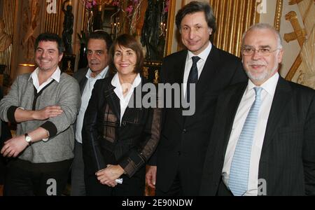 Il Ministro Christine Albanel e l'Amministratore Delegato della Televisione francese Patrick de Carolis (c) sono raffigurati, insieme ad altri ospiti, durante la firma dell'accordo tra il canale di Stato e i professionisti del cinema, tenutosi presso il Ministero della Cultura a Parigi, in Francia, il 20 dicembre 2007. Foto di Denis Guignebourg/ABACAPRESS.COM Foto Stock