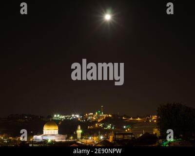 La luna piena splende nel cielo sopra la Cupola della roccia nella vecchia Gerusalemme notte Foto Stock