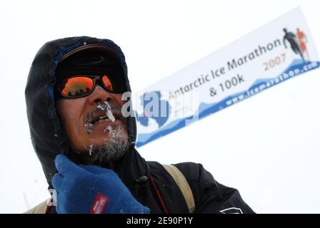 Maratona di ghiaccio Antartico e 100k 2007, dall'8 al 23 dicembre 2007, da Punta Arenas (Cile) a Patriot Hills (Antartico). Visto qui è il Giappone Toshio Ohmori: 12 ° posto con 7:22:12 ore. L'Antartide era la maratona numero 135 per questo 67 anni, che ha corso la sua prima maratona a Melbourne nel 1987 all'età di 47 anni. Oltre alle sue 135 maratone, Toshio ha percorso un numero simile di distanze ultramaratona. Negli ultimi due anni, ha sviluppato un interesse per le corse nel deserto e in montagna in particolare. Avendo lavorato per una società svedese per oltre 30 anni, Toshio si è ritirato all' età di 61 anni. P. Foto Stock