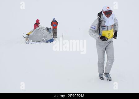 Maratona di ghiaccio Antartico e 100k 2007, dall'8 al 23 dicembre 2007, da Punta Arenas (Cile) a Patriot Hills (Antartico). Qui si vede Christian Schiester, un atleta di avventura internazionale che ha vinto la gara di tappa himalayana di 100 miglia in tempo record (14:43), terzo nella Jungle Marathon 200km (Amazzonia brasiliana) e tra i primi 12 nella leggendaria Marathon des Sables (deserto del Sahara). Anche se specialista nelle corse di avventura, Christian ha anche una maratona PB di 2:29:07 ed è stato due volte campione austriaco in montagna e cross-running. Sta prendendo di mira l'evento di 100 km onl Foto Stock