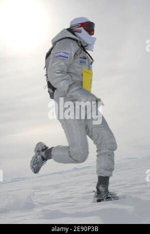 Maratona di ghiaccio Antartico e 100k 2007, dall'8 al 23 dicembre 2007, da Punta Arenas (Cile) a Patriot Hills (Antartico). Qui si vede Christian Schiester, un atleta di avventura internazionale che ha vinto la gara di tappa himalayana di 100 miglia in tempo record (14:43), terzo nella Jungle Marathon 200km (Amazzonia brasiliana) e tra i primi 12 nella leggendaria Marathon des Sables (deserto del Sahara). Anche se specialista nelle corse di avventura, Christian ha anche una maratona PB di 2:29:07 ed è stato due volte campione austriaco in montagna e cross-running. Sta prendendo di mira l'evento di 100 km onl Foto Stock