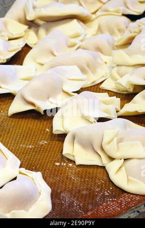 Gnocchi cinesi non cotti con ripieno di carne Foto Stock