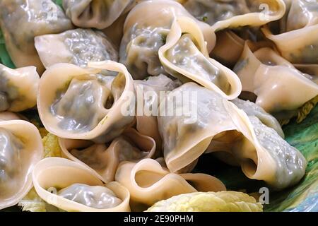 Piatto di gnocchi cinesi al vapore con ripieno di spinaci Foto Stock