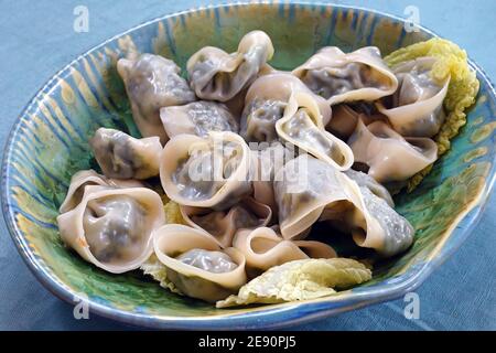 Piatto di gnocchi cinesi al vapore con ripieno di spinaci Foto Stock