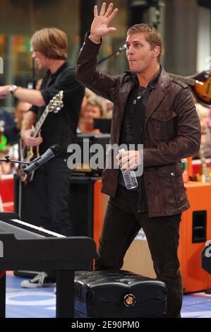 Il musicista Rob Thomas di Matchbox Twenty si esibisce dal vivo sul "Today Show" della NBC al Rockefeller Plaza di New York City, USA, l'8 ottobre 2007. Foto di Gregorio Binuya/ABACAUSA.COM (nella foto : Rob Thomas, Matchbox Twenty) Foto Stock