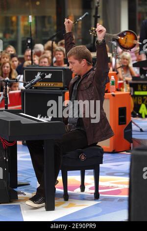 Il musicista Rob Thomas di Matchbox Twenty si esibisce dal vivo sul "Today Show" della NBC al Rockefeller Plaza di New York City, USA, l'8 ottobre 2007. Foto di Gregorio Binuya/ABACAUSA.COM (nella foto : Rob Thomas, Matchbox Twenty) Foto Stock