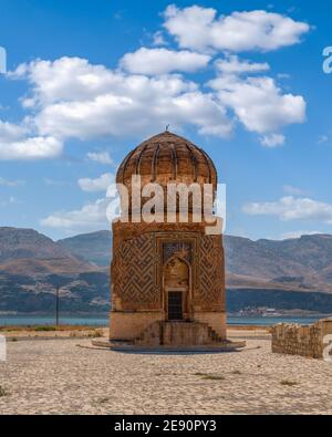 Zeynel Bey tomba (Zeynel Bey Turbesi) nel suo nuovo posto, dove è stato spostato di recente, in modo che non sarebbe stato sotto la diga, Hasankeyf, Batman, Turchia Foto Stock