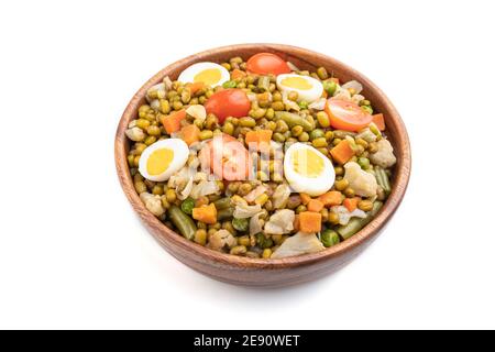 Porridge di fagiolo Mung con uova di quaglia, pomodori e verdure isolate su sfondo bianco. Vista laterale, primo piano. Foto Stock