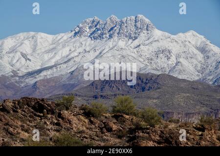 Una tempesta invernale copre le quattro montagne sulla neve nella natura selvaggia del deserto dell'Arizona fuori dalla città di Phoenix. Foto Stock