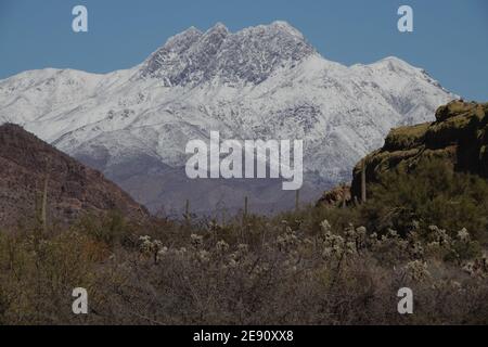 Una tempesta invernale copre le quattro montagne sulla neve nella natura selvaggia del deserto dell'Arizona fuori dalla città di Phoenix. Foto Stock