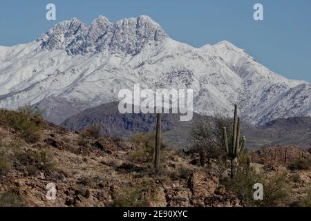 Una tempesta invernale copre le quattro montagne sulla neve nella natura selvaggia del deserto dell'Arizona fuori dalla città di Phoenix. Foto Stock