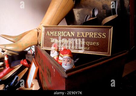 qui si accettano assegni di viaggiatori espressi americani qui si firma all'interno di un negozio. Foto Stock