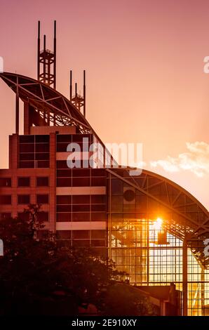 Il sole tramonta su Government Plaza, chiamato anche City-County Administration Building, gennaio 31, 2021, a Mobile, Alabama. Foto Stock