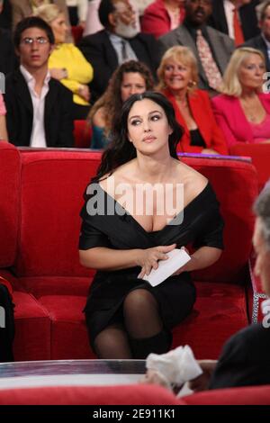 Monica Bellucci lors de l'enregistrement de l'emission Vivement Dimanche a Paris, France, le 10 ottobre 2007. Photo Max Colin/ABACAPRESS.COM Foto Stock