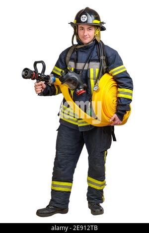 il vigile del fuoco tiene il tubo flessibile con l'ugello antincendio nelle mani e. guardando la fotocamera Foto Stock