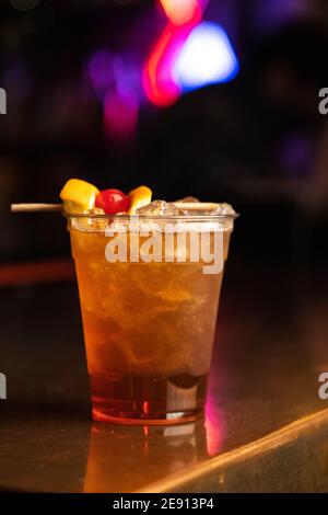 L'Old Fashioned è una ricetta di cocktail fatta con brandy e sia dolce, asino, seltzer, o pressa e guarnita con frutta. Foto Stock