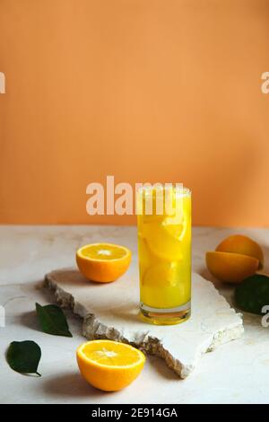 succo d'arancia in un bicchiere su una base di pietra Foto Stock