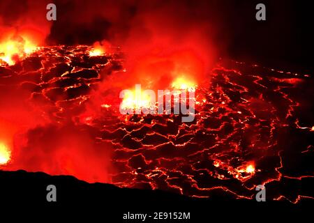 Il Monte Nyiragongo è uno stratovulcano attivo con un'altitudine di 3,470 m, situato nel Parco Nazionale della Virunga. Contiene il lago di lava più grande del mondo. Foto Stock