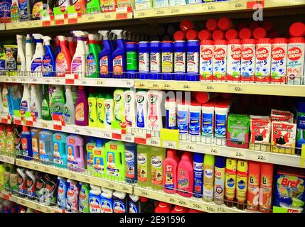 Kaliningrad, Russia - 31 gennaio 2021: Prodotti per la pulizia sugli scaffali dei supermercati. Foto Stock