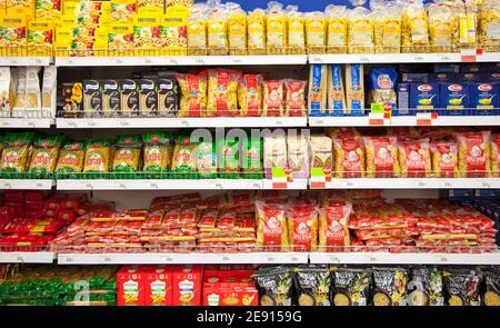 Kaliningrad, Russia - 31 gennaio 2021: Pasta sugli scaffali dei supermercati. Foto Stock