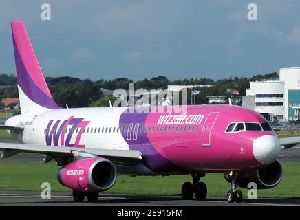 HA-LWA, un Airbus A320-232 gestito dalla linea aerea economica Wizz Air, all'aeroporto internazionale di Prestwick in Ayrshire. Foto Stock