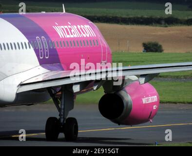 HA-LWA, un Airbus A320-232 gestito dalla linea aerea economica Wizz Air, all'aeroporto internazionale di Prestwick in Ayrshire. Foto Stock