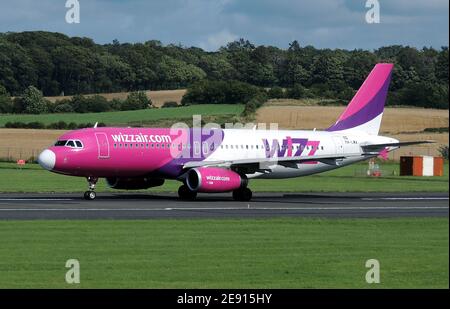 HA-LWA, un Airbus A320-232 gestito dalla linea aerea economica Wizz Air, all'aeroporto internazionale di Prestwick in Ayrshire. Foto Stock