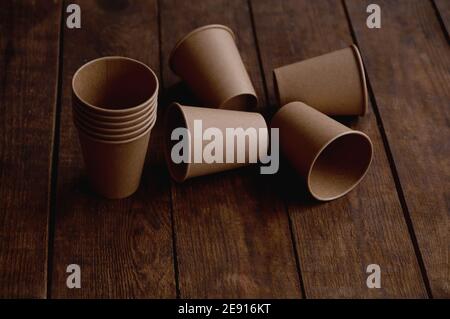 tazze ecologiche di carta kraft per caffè e tè marrone scuro sul tavolo Foto Stock