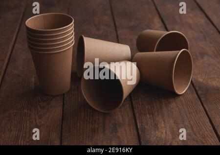 tazze ecologiche di carta kraft per caffè e tè marrone scuro sul tavolo Foto Stock