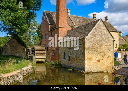 Vecchio mulino ad acqua nella macellazione inferiore, un villaggio nella zona di Cotswolds, Inghilterra, Regno Unito Foto Stock