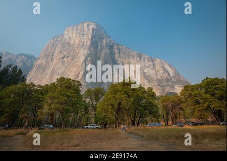 El Capitan visto dal pavimento della valle di Yosemite. Auto e turisti sul lato della strada. Foto Stock