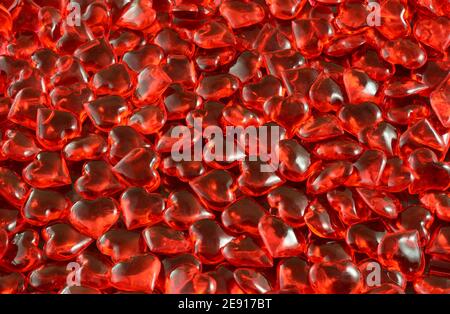 Primo piano di cuori rossi acrilici per amore di San Valentino o romantico sfondo Foto Stock